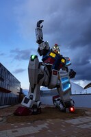 屋外に展示予定の実物大ガンダム像。