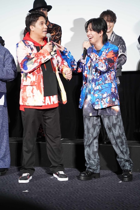 今回の上映でイケブクロ・ディビジョンが優勝し、喜ぶ木村昴と石谷春貴。