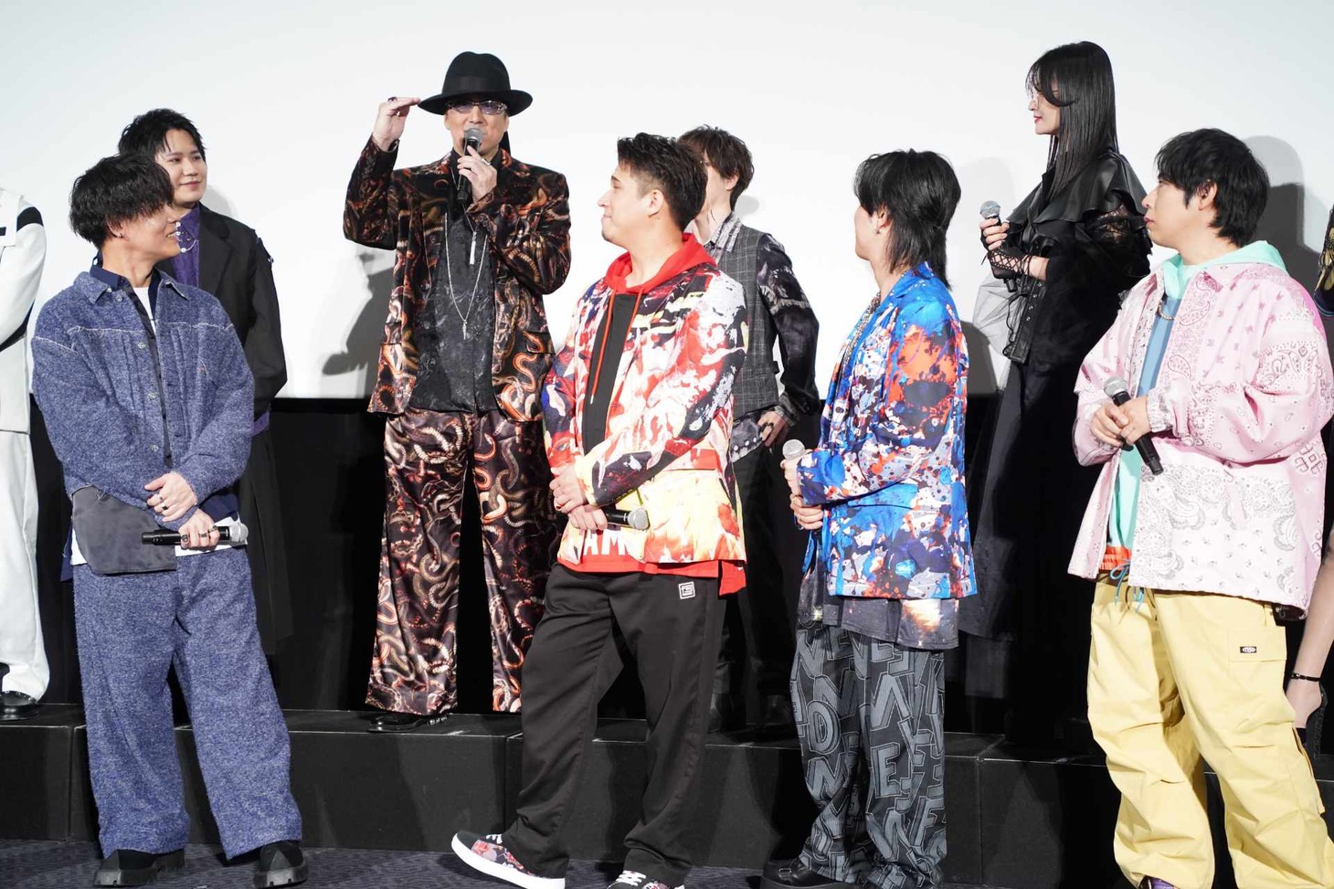 映画「ヒプノシスマイク -Division Rap Battle-」初日舞台挨拶の様子。