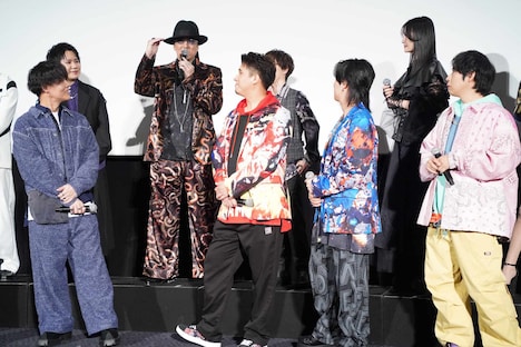 映画「ヒプノシスマイク -Division Rap Battle-」初日舞台挨拶の様子。