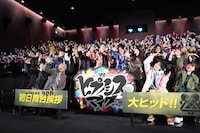 映画「ヒプノシスマイク -Division Rap Battle-」初日舞台挨拶の様子。