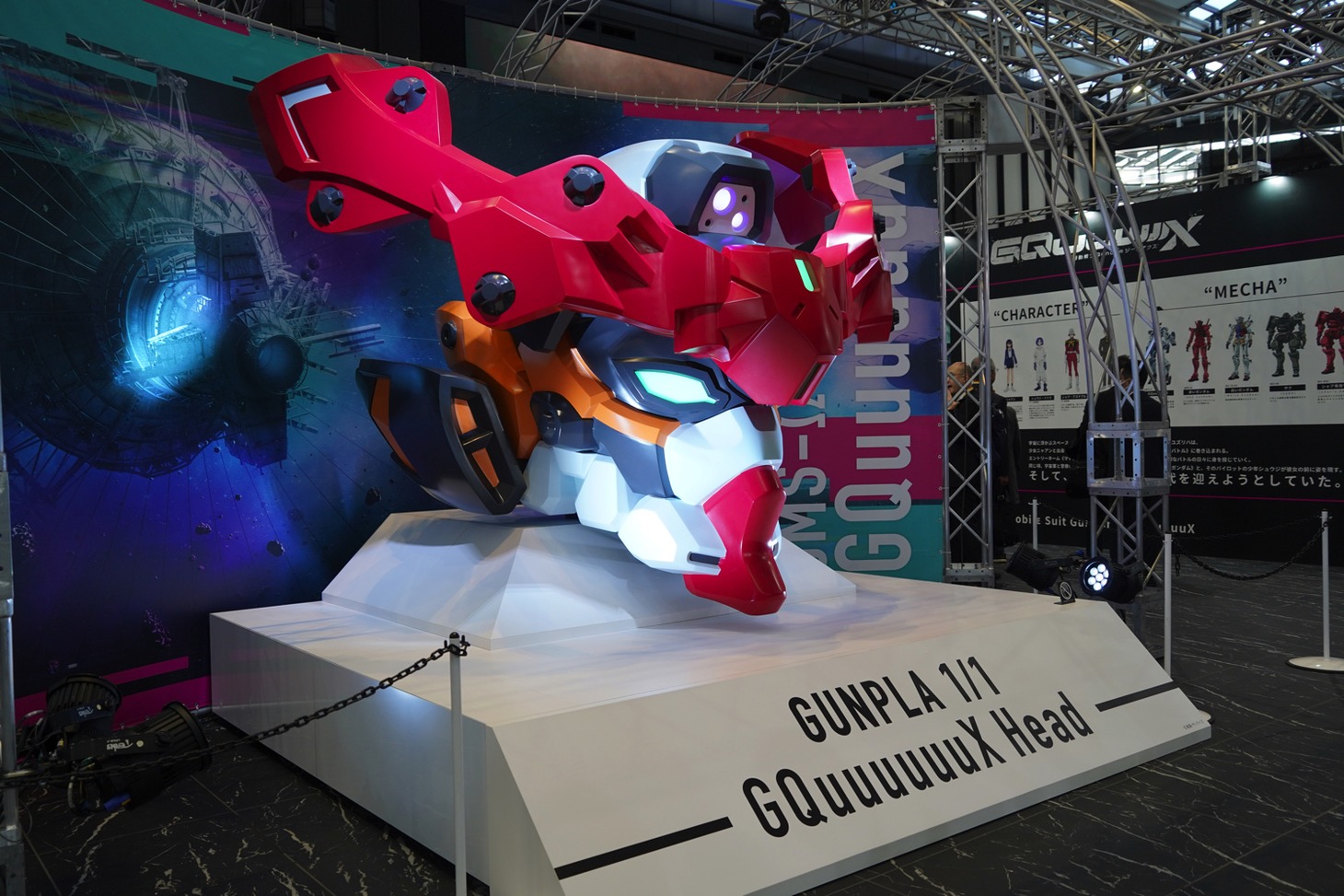 「GUNDAM NEXT FUTURE -FINAL-」東京会場の様子。実物大のGQuuuuuuXの頭部像。