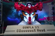 「GUNDAM NEXT FUTURE -FINAL-」東京会場の様子。実物大のGQuuuuuuXの頭部像。