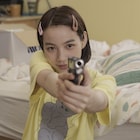 ドラマ「幸せカナコの殺し屋生活」新たな場面写真、ラフな格好で銃を向ける