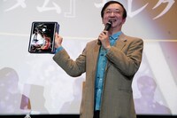 出渕裕の描いたイラストを見せる氷川竜介氏。