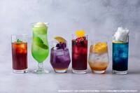 ホテル内のラウンジで提供されるドリンク。左から「ジョナサン・ジョースターの英国紳士アイスティー」「ジョセフ・ジョースターの炭酸ハジケル波紋ドリンク」「空条承太郎のイカサマトロピカルドリンク」「東方仗助のグレートジュース」「ジョルノ・ジョバァーナの黄金の精神ドリンク」「空条徐倫のバタフライピードリンク」。