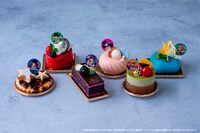 ホテル内のラウンジで提供されるケーキ。左から「ミンスパイ ‐ジョナサン・ジョースター‐」「ムースフランボワーズ -ジョセフ・ジョースター-」「オペラミュール -空条承太郎-」「ぶどうと桃のムース -東方仗助-」「ピスタチオとチョコのムース -ジョルノ・ジョバァーナ-」「ムースアグリウム -空条徐倫-」