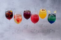 ホテル内のレストランで提供されるドリンク。左から「ジョナサン・ジョースター その青春ドリンク」「ジョセフ・ジョースターの全て計算ずくドリンク」「空条承太郎のオラオラリンゴジュース」「東方仗助のどんなことよりもやさしいクランベリーカルピス」「ジョルノの成長するイタリアンサイダー」「空条徐倫のG.D.st刑務所風ドリンク」。