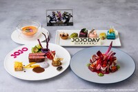 ホテル内のレストランで提供されるコースメニュー。手前左から肉料理「国産牛のポワレ～ジョースター御一行風～ -スターダストクルセイダース-」、前菜「最終決戦！究極（アルティミット）サラダ -戦闘潮流-」。奥左からスープ「波紋！太陽のエネルギースープ -ファントムブラッド-」、デザート「JOJO☆デザートピンチョス」。