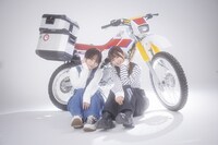 TVアニメ「終末ツーリング」にて、ヨーコを演じる稲垣好（右）と、アイリを演じる富田美憂（左）。