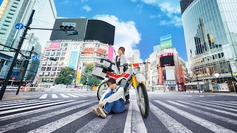 TVアニメ「終末ツーリング」にて、ヨーコを演じる稲垣好（上）と、アイリを演じる富田美憂（下）。