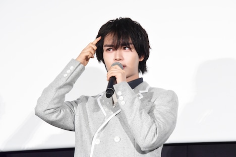 桜木清右衛門が“困り眉”であることを受けて、自身の凛々しい眉をアピールする大西流星。