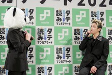 阿賀沢紅茶に質問するSHUNTO。