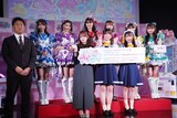 前列左からタカラトミーアーツの近藤歳久代表取締役社長、齊藤なぎさ、藤寺美徳、平塚紗依、後列は超ときめき♡宣伝部。
