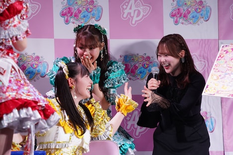 ☆3という結果に思わず笑って顔を見合わせる菅田愛貴、吉川ひより、齊藤なぎさ。