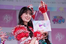 新しいファイルバッグをお披露目する超ときめき♡宣伝部の坂井仁香。