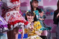 ゲームにチャレンジする超ときめき♡宣伝部の菅田愛貴（中央）。