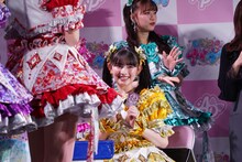 ゲームにチャレンジする超ときめき♡宣伝部の菅田愛貴（中央）。