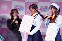 菅田のプレイを見守る齊藤なぎさ、藤寺美徳、平塚紗依。