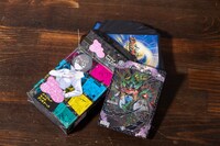 「ダウナーお姉さんは遊びたい」1巻の「コロコロ風ふろく爆盛り特装版」に同梱された付録のイメージ。