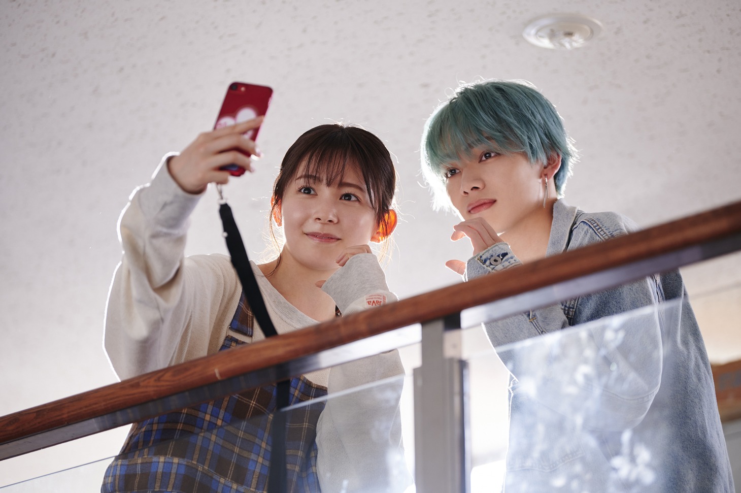 映画「顔だけじゃ好きになりません」メイキングカットより。