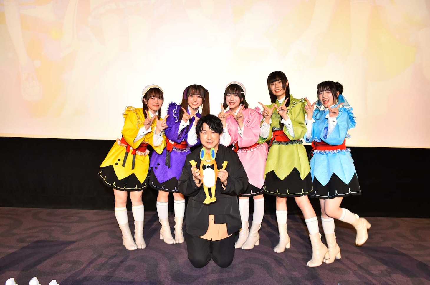 TVアニメ「前橋ウィッチーズ」のイベント「プレミア上映会 in ユナイテッド・シネマ前橋」の様子。左から三波春香、咲川ひなの、春日さくら、本村玲奈、百瀬帆南。手前は杉田智和。