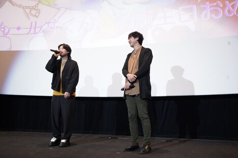 ファンのお祝いに答える寺島惇太（左）。