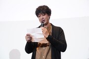 お手紙を読む菱田正和総監督。