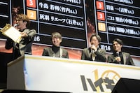 「ハイキュー!! 10thイベント -NEXT STEP-」より、「ハイキュー!! プレイバックアワード 決定戦」の一幕。フリップボードが用意されており、うれしそうな宮野真守（左端）。