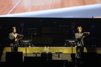 「ハイキュー!! 10thイベント -NEXT STEP-」より、生アフレコを披露する石川界人と村瀬歩。