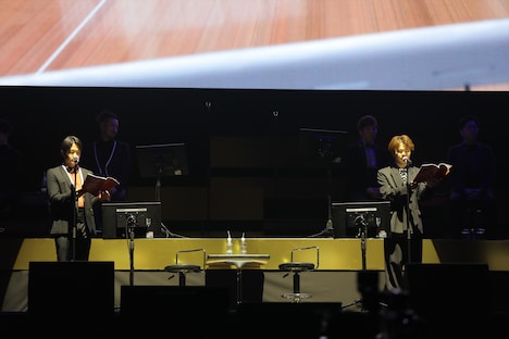 「ハイキュー!! 10thイベント -NEXT STEP-」より、生アフレコを披露する石川界人と村瀬歩。