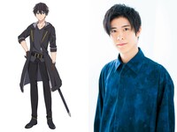 オルン・ドゥーラと大塚剛央。オルンは迷宮に蠢く魔獣を討伐する探索者。いまだ誰1人として最下層の第100層まで到達していない迷宮で、前人未到の第94層へと到達した勇者パーティに所属していた。仲間のために“剣士”から“付与術士”へとコンバートし、独自の魔術を開発。さまざまな面でサポートをしていたが、ある日突然、「器用貧乏」だとバカにされ、パーティから追放されてしまう。その後は心機一転、“万能者”と呼ばれるような最強の探索者を目指している。