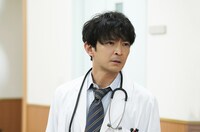 津田健次郎扮する剣木達彦。