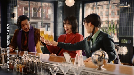 「プレモル子ちゃん」シリーズ第3弾「青いバラ」篇より。