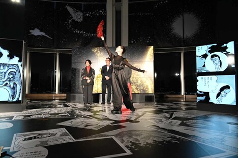 小野絢子によるオープニング演出の様子。