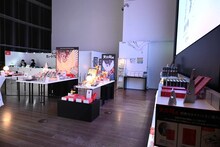 「手塚治虫『火の鳥』展 －火の鳥は、エントロピー増大と抗う動的平衡=宇宙生命（コスモゾーン）の象徴－」の物販会場。