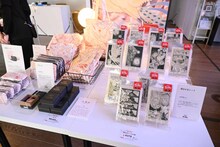 「手塚治虫『火の鳥』展 －火の鳥は、エントロピー増大と抗う動的平衡=宇宙生命（コスモゾーン）の象徴－」の一部グッズ。