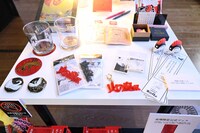 「手塚治虫『火の鳥』展 －火の鳥は、エントロピー増大と抗う動的平衡=宇宙生命（コスモゾーン）の象徴－」の一部グッズ。