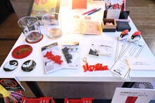 「手塚治虫『火の鳥』展 －火の鳥は、エントロピー増大と抗う動的平衡=宇宙生命（コスモゾーン）の象徴－」の一部グッズ。