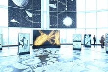 「手塚治虫『火の鳥』展 －火の鳥は、エントロピー増大と抗う動的平衡=宇宙生命（コスモゾーン）の象徴－」より、エントランス「火の鳥・輪廻シアター」の様子。