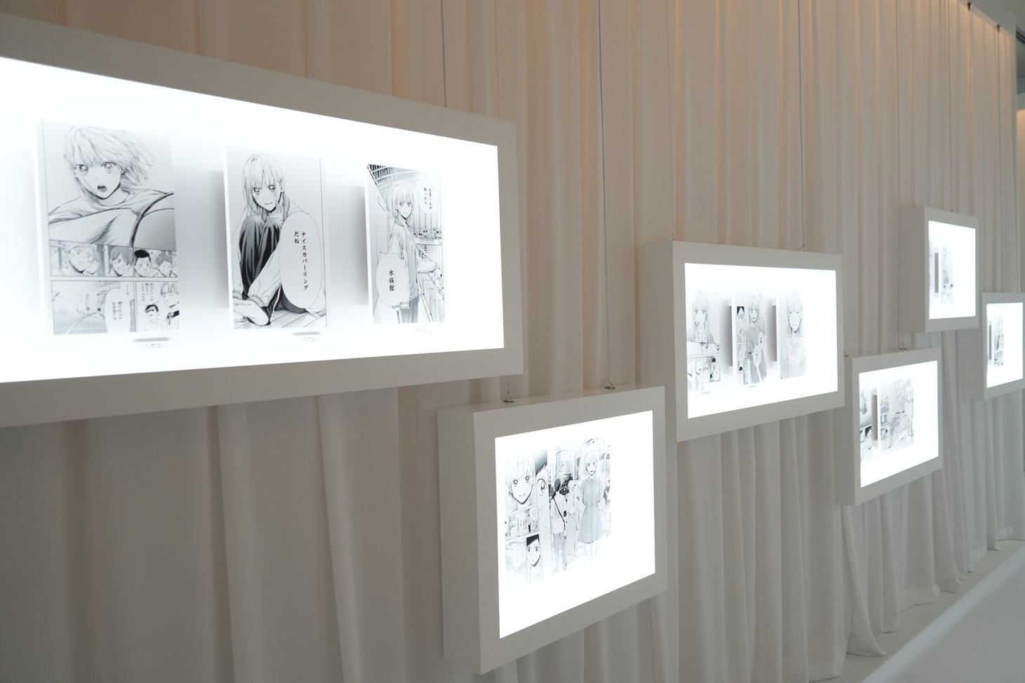 「アオのハコ展」の会場の様子。