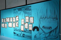 「アオのハコ展」の会場の様子。