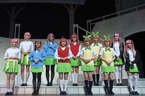 舞台「五等分の花嫁」初日会見より。上段左から小西夏菜実、宮地すみれ、山下葉留花、藤嶌果歩、清水理央。下段左から竹内希来里、渡辺莉奈、平岡海月、正源司陽子、平尾帆夏、石塚瑶季。