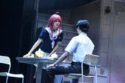 舞台「五等分の花嫁」公開ゲネプロより。奥が山下葉留花演じる中野五月。