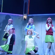 舞台「五等分の花嫁」開幕、日向坂46演じる五つ子が歌って踊って風太郎を振り回す
