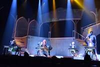 舞台「五等分の花嫁」公開ゲネプロより。テストのシーンでは背景に各教科の問題が映し出される。