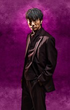 眞島秀和扮する村松春樹。 (c)DMM TV