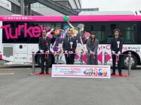 「『Turkey!』ラッピングバス お披露目セレモニー」の様子。