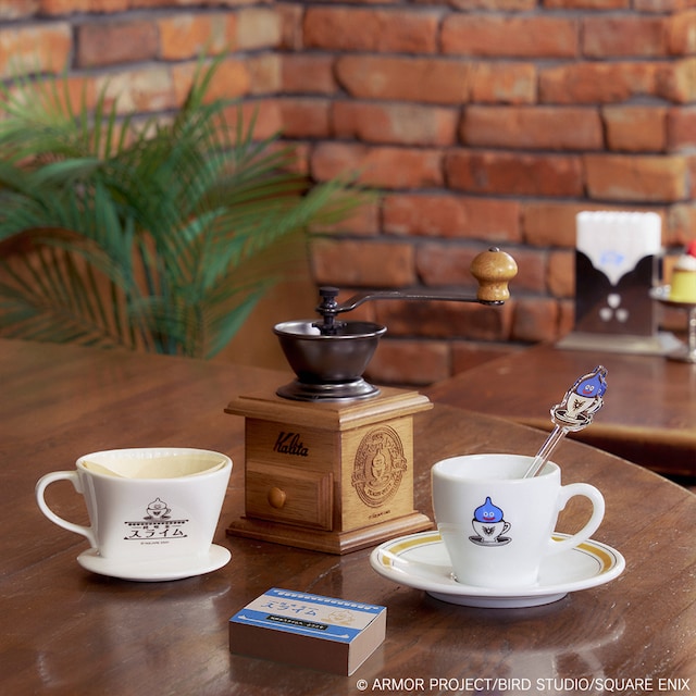 「純喫茶スライム」をテーマにしたグッズのイメージ画像。