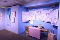 「10周年記念 ヲタクに恋は難しい展」の様子。